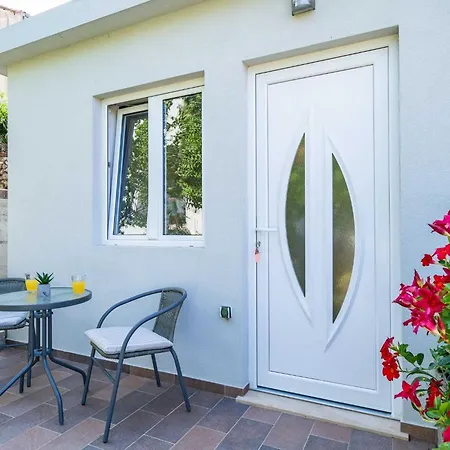 Green Garden - Studio With Terrace 2 Διαμέρισμα *