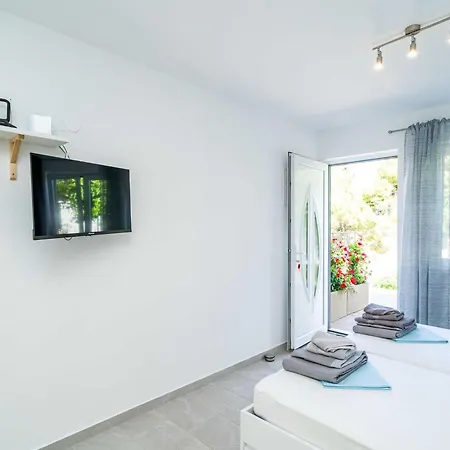 Διαμέρισμα Green Garden - Studio With Terrace 2 *