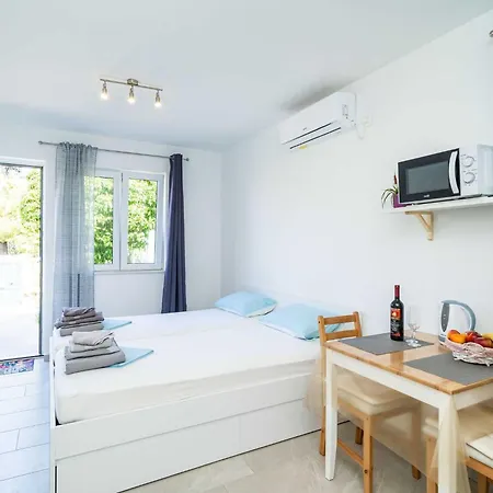 Green Garden - Studio With Terrace 2 Ντουμπρόβνικ