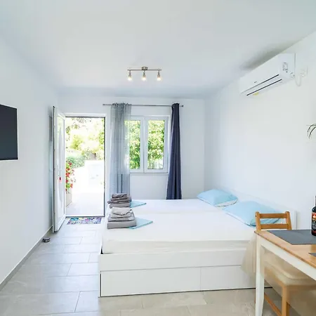 Green Garden - Studio With Terrace 2 Apartamento